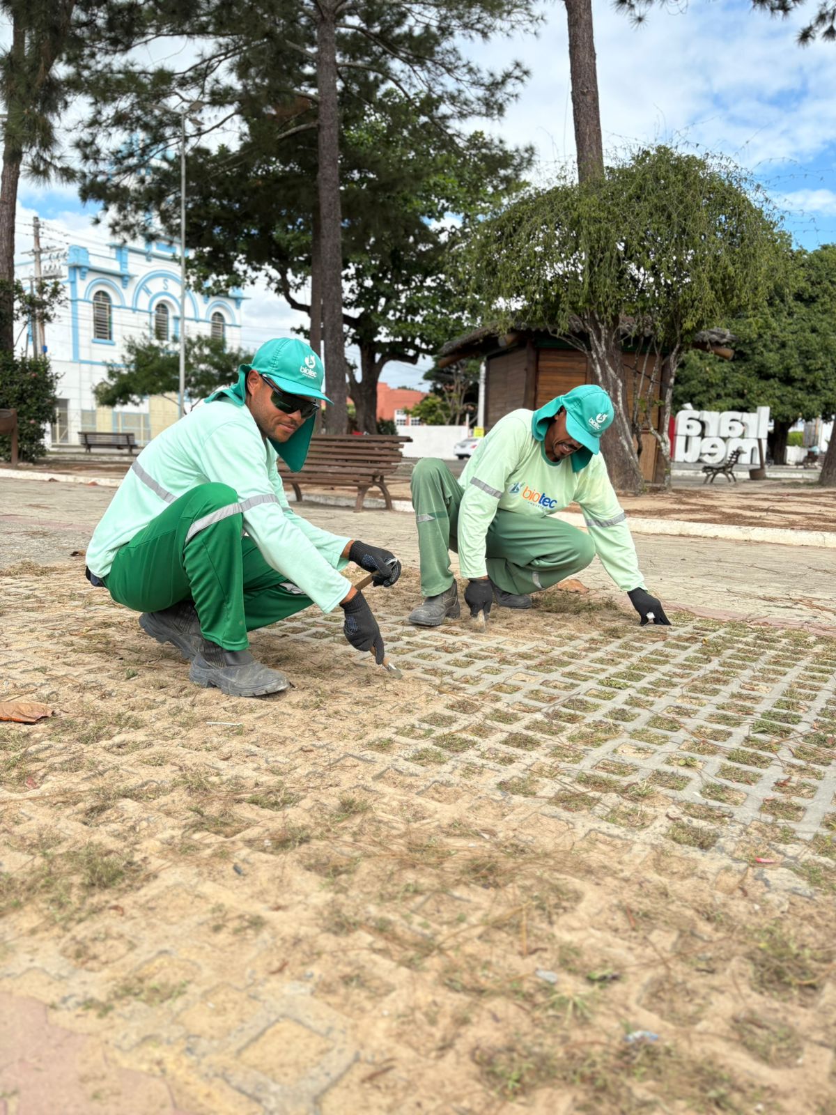Equipe da Biotec realizando ação de educação ambiental